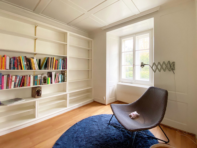 Bibliothek mit Platz für viele weitere Bücher