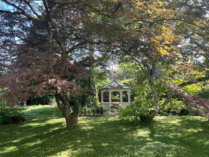 Park mit Pavillon