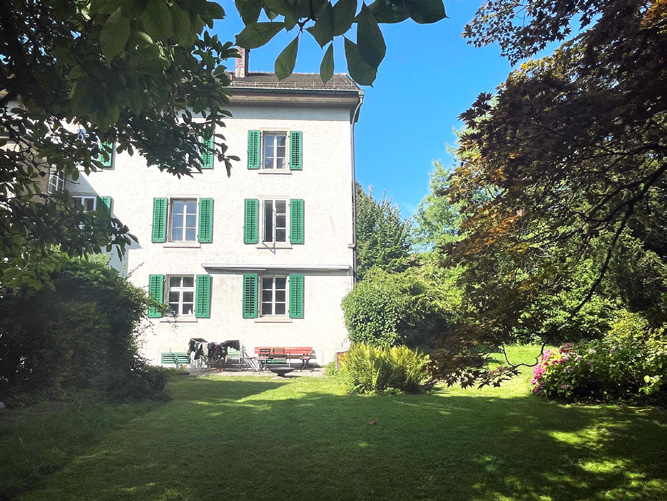 Rückseite der Villa mit Garten