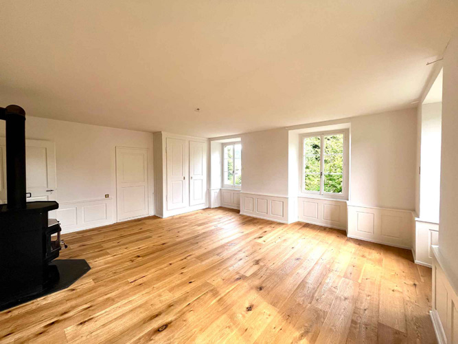 Freies Zimmer mit Cheminée