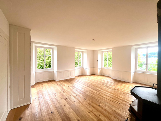 Zimmer mit mehreren Fenstern